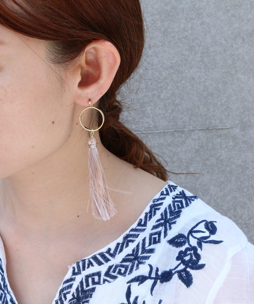 misto accessories(ミストアクセサリーズ)の「フリンジピアス(ピアス(両耳用)・レディース・ホワイト/カーキ/ベージュ/グレー/ブラック・FREE)」の4枚目の写真