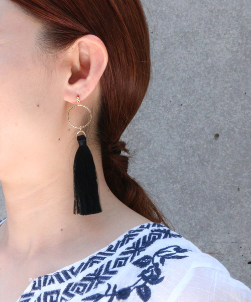 misto accessories(ミストアクセサリーズ)の「フリンジピアス(ピアス(両耳用)・レディース・ホワイト/カーキ/ベージュ/グレー/ブラック・FREE)」の2枚目の写真