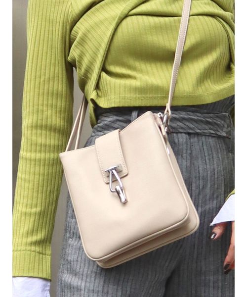 EMODA（エモダ）の「THREEポケットクリップバッグ（ショルダーバッグ・レディース・ブラック/ベージュ・FREE）」の2枚目の写真