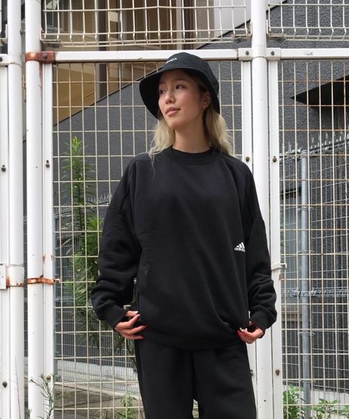 adidas（アディダス）の「adidas ビッグシルエット スリーストライプス