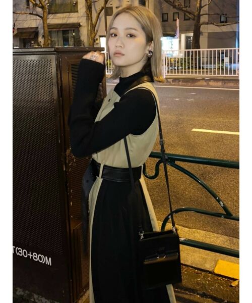 MURUA(ムルーア)の「フロントポケットミニバッグ(ショルダーバッグ・レディース・ブラック/カーキ・FREE)」の4枚目の写真