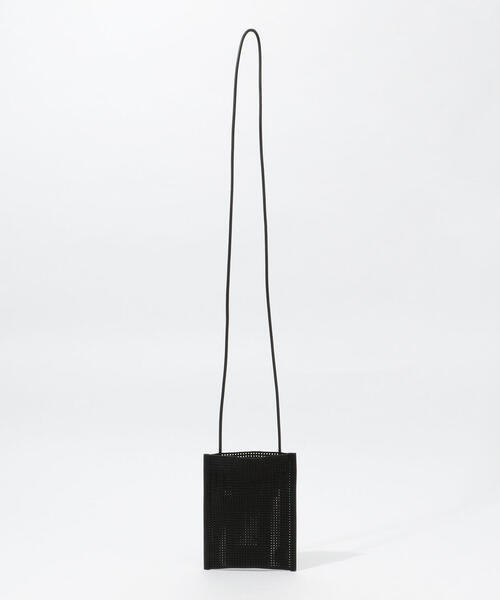 TOMORROWLAND （トゥモローランド）の「AMIACALVA カーフ メッシュレザー ポシェット（ボディバッグ/ウエストポーチ・メンズ・ブラック/ホワイト系その他・FREE）」の2枚目の写真