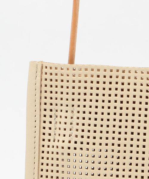 TOMORROWLAND （トゥモローランド）の「AMIACALVA カーフ メッシュレザー ポシェット（ボディバッグ/ウエストポーチ・メンズ・ブラック/ホワイト系その他・FREE）」の3枚目の写真