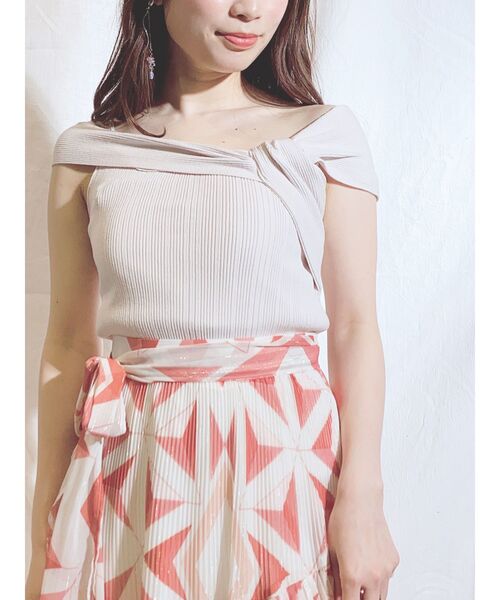 MERCURYDUO（マーキュリーデュオ）の「アシメネックオフショルリブニット（ニット/セーター・レディース・ブラウン/オフホワイト/ピンク/ミント・FREE）」の2枚目の写真