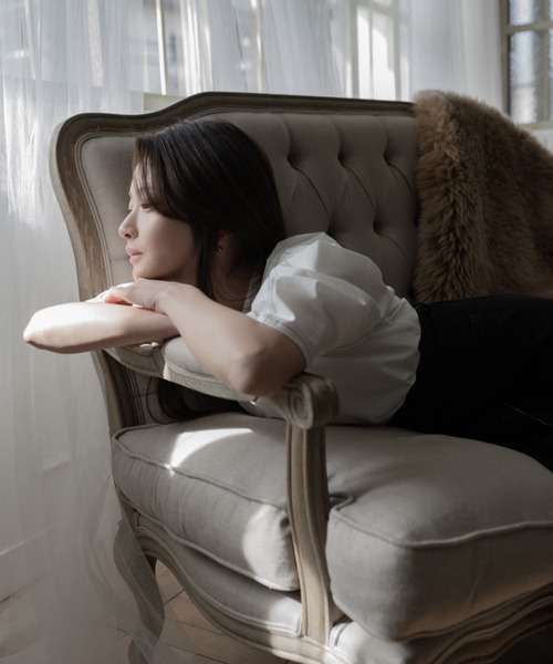 kicuri(キクリ)の「【低身長向けXSサイズ有】コットン100/コクーンスリーブステッチブラウス(シャツ/ブラウス・レディース・モカ/オフホワイト・SMALL/X-SMALL)」の3枚目の写真