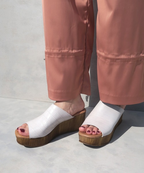 BONTRE(ボントレ)の「クロコ調厚底サンダル(サンダル・レディース・ダークブラウン/ブラック系その他/ホワイト系その他・36/38/35/37/39)」の9枚目の写真