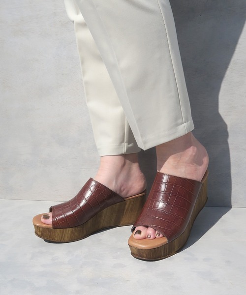 BONTRE(ボントレ)の「クロコ調厚底サンダル(サンダル・レディース・ダークブラウン/ブラック系その他/ホワイト系その他・36/38/35/37/39)」の11枚目の写真