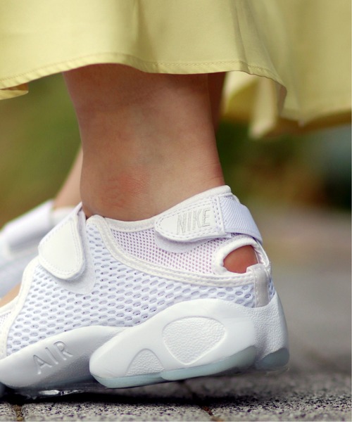 NIKE(ナイキ)の「【NIKE/ナイキ】エアリフト ブリーズ(スニーカー・レディース・ホワイト/ブラック・23cm/24cm/25cm)」の4枚目の写真