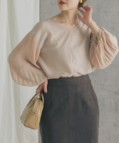 URBAN RESEARCH ROSSO（アーバンリサーチロッソ）の「プリーツスリーブVネックブラウス（シャツ/ブラウス・レディース・チャコールグレー/オフホワイト/ピンクベージュ・FREE）」の3枚目の写真