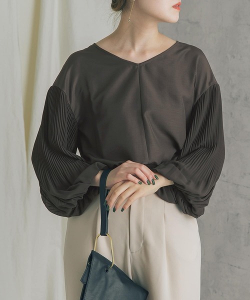 URBAN RESEARCH ROSSO（アーバンリサーチロッソ）の「プリーツスリーブVネックブラウス（シャツ/ブラウス・レディース・チャコールグレー/オフホワイト/ピンクベージュ・FREE）」の2枚目の写真