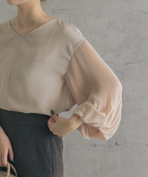 URBAN RESEARCH ROSSO（アーバンリサーチロッソ）の「プリーツスリーブVネックブラウス（シャツ/ブラウス・レディース・チャコールグレー/オフホワイト/ピンクベージュ・FREE）」の4枚目の写真