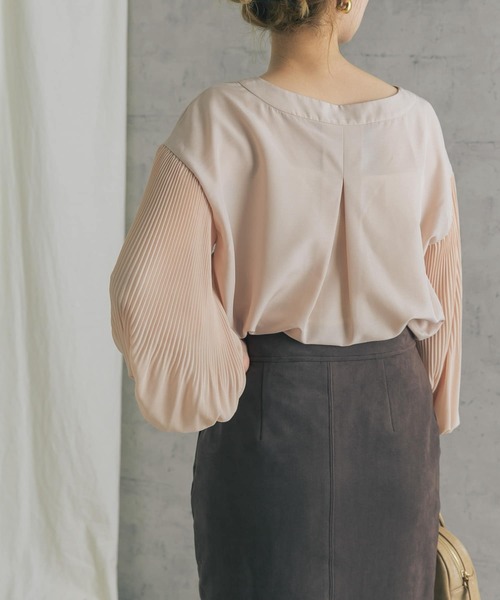 URBAN RESEARCH ROSSO（アーバンリサーチロッソ）の「プリーツスリーブVネックブラウス（シャツ/ブラウス・レディース・チャコールグレー/オフホワイト/ピンクベージュ・FREE）」の5枚目の写真