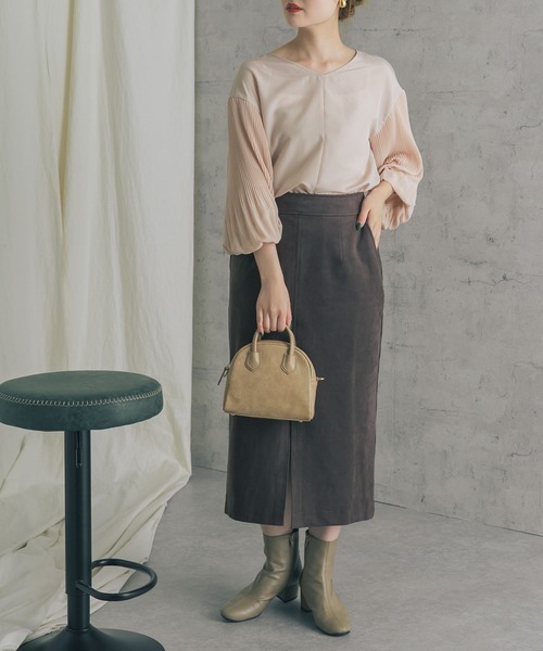 URBAN RESEARCH ROSSO（アーバンリサーチロッソ）の「プリーツスリーブVネックブラウス（シャツ/ブラウス・レディース・チャコールグレー/オフホワイト/ピンクベージュ・FREE）」の6枚目の写真