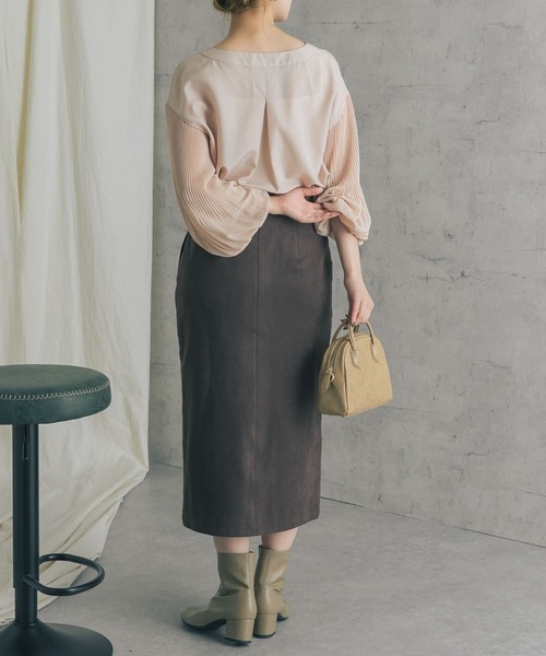 URBAN RESEARCH ROSSO（アーバンリサーチロッソ）の「プリーツスリーブVネックブラウス（シャツ/ブラウス・レディース・チャコールグレー/オフホワイト/ピンクベージュ・FREE）」の7枚目の写真