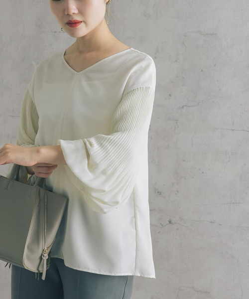 URBAN RESEARCH ROSSO（アーバンリサーチロッソ）の「プリーツスリーブVネックブラウス（シャツ/ブラウス・レディース・チャコールグレー/オフホワイト/ピンクベージュ・FREE）」の8枚目の写真