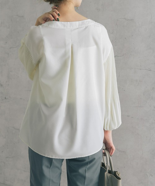 URBAN RESEARCH ROSSO（アーバンリサーチロッソ）の「プリーツスリーブVネックブラウス（シャツ/ブラウス・レディース・チャコールグレー/オフホワイト/ピンクベージュ・FREE）」の9枚目の写真