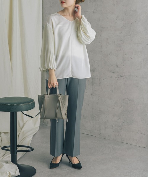 URBAN RESEARCH ROSSO（アーバンリサーチロッソ）の「プリーツスリーブVネックブラウス（シャツ/ブラウス・レディース・チャコールグレー/オフホワイト/ピンクベージュ・FREE）」の10枚目の写真