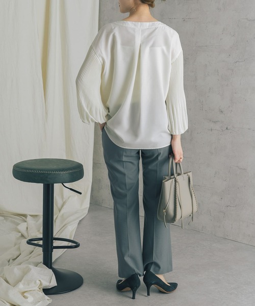 URBAN RESEARCH ROSSO（アーバンリサーチロッソ）の「プリーツスリーブVネックブラウス（シャツ/ブラウス・レディース・チャコールグレー/オフホワイト/ピンクベージュ・FREE）」の11枚目の写真