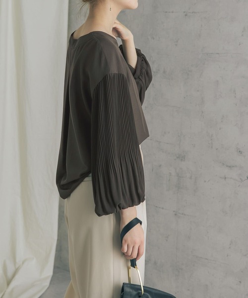 URBAN RESEARCH ROSSO（アーバンリサーチロッソ）の「プリーツスリーブVネックブラウス（シャツ/ブラウス・レディース・チャコールグレー/オフホワイト/ピンクベージュ・FREE）」の22枚目の写真