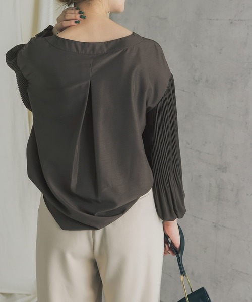 URBAN RESEARCH ROSSO（アーバンリサーチロッソ）の「プリーツスリーブVネックブラウス（シャツ/ブラウス・レディース・チャコールグレー/オフホワイト/ピンクベージュ・FREE）」の21枚目の写真