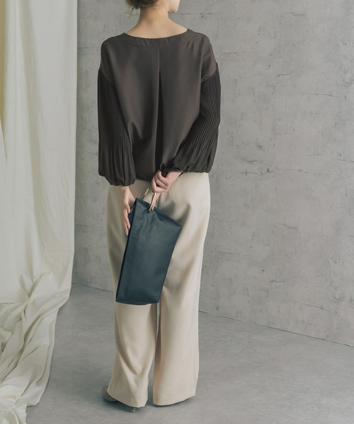 URBAN RESEARCH ROSSO（アーバンリサーチロッソ）の「プリーツスリーブVネックブラウス（シャツ/ブラウス・レディース・チャコールグレー/オフホワイト/ピンクベージュ・FREE）」の19枚目の写真