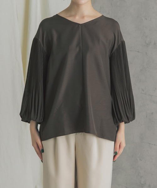 URBAN RESEARCH ROSSO（アーバンリサーチロッソ）の「プリーツスリーブVネックブラウス（シャツ/ブラウス・レディース・チャコールグレー/オフホワイト/ピンクベージュ・FREE）」の18枚目の写真