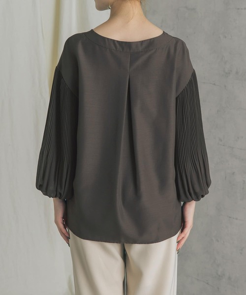 URBAN RESEARCH ROSSO（アーバンリサーチロッソ）の「プリーツスリーブVネックブラウス（シャツ/ブラウス・レディース・チャコールグレー/オフホワイト/ピンクベージュ・FREE）」の16枚目の写真