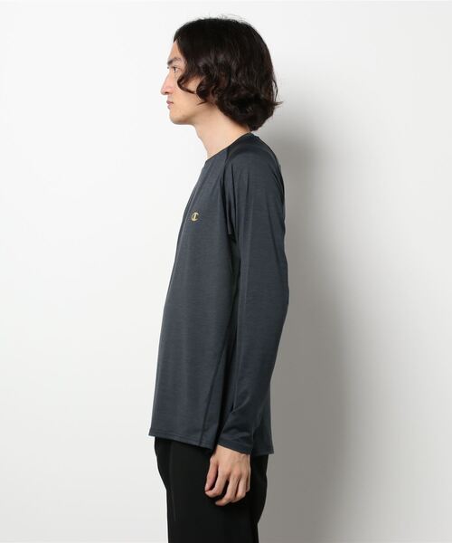 Champion(チャンピオン)の「【CHAMPION/チャンピオン】ストレッチクルーネックチャンピオンロゴロングTシャツ 吸汗 速乾 抗菌 防臭 UVカット(Tシャツ/カットソー・メンズ・ブラック/グレー・MEDIUM/LARGE/X-LARGE)」の3枚目の写真