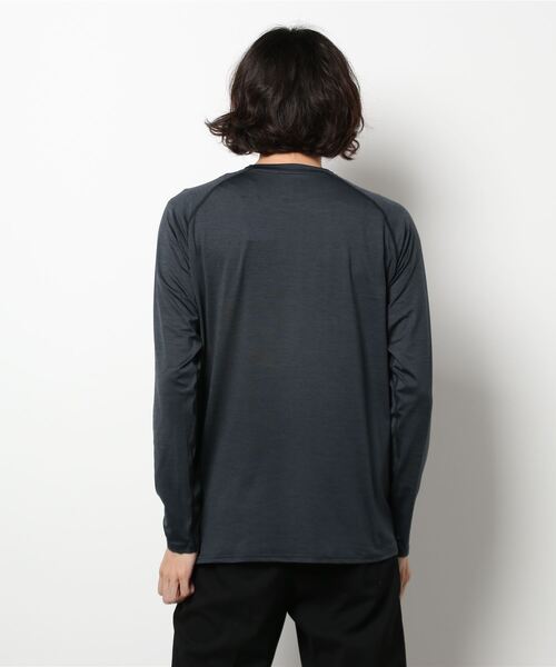 Champion(チャンピオン)の「【CHAMPION/チャンピオン】ストレッチクルーネックチャンピオンロゴロングTシャツ 吸汗 速乾 抗菌 防臭 UVカット(Tシャツ/カットソー・メンズ・ブラック/グレー・MEDIUM/LARGE/X-LARGE)」の4枚目の写真