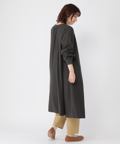 studio CLIP（スタディオクリップ）の「ダブルフロントVネックフレアワンピース（ワンピース・レディース・スモーク/モカ/カーキ・FREE）」の4枚目の写真