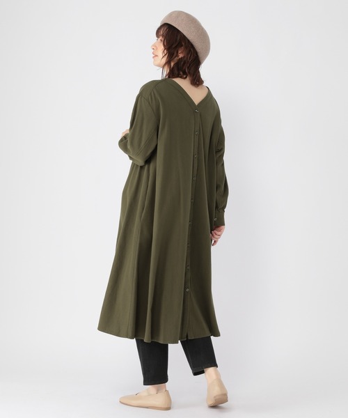 studio CLIP（スタディオクリップ）の「ダブルフロントVネックフレアワンピース（ワンピース・レディース・スモーク/モカ/カーキ・FREE）」の8枚目の写真