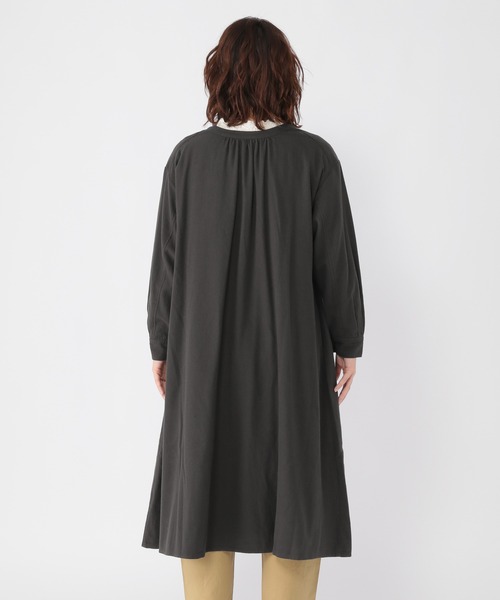studio CLIP（スタディオクリップ）の「ダブルフロントVネックフレアワンピース（ワンピース・レディース・スモーク/モカ/カーキ・FREE）」の6枚目の写真