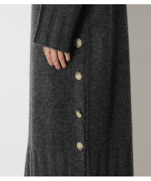 crie conforto（クリーコンフォルト）の「サイド釦タートルニットワンピース（ワンピース・レディース・ダークグリーン/チャコールグレー/ライトベージュ・MEDIUM/SMALL）」の4枚目の写真