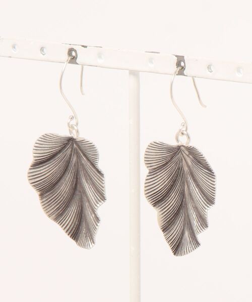 Fun & Daily(ファンアンドデイリー)の「F&D : leaf design pierce S925(ピアス(両耳用)・レディース・シルバー・FREE)」の3枚目の写真