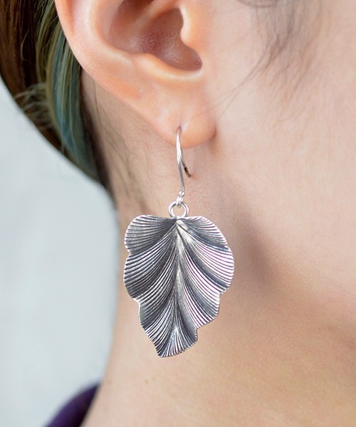 Fun & Daily(ファンアンドデイリー)の「F&D : leaf design pierce S925(ピアス(両耳用)・レディース・シルバー・FREE)」の7枚目の写真