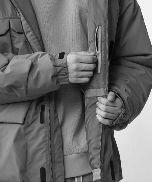 And A（アンドエー）の「Gramicci by F/CE. グラミチバイエフシーイー / F/CE x GRAMICCI INSULATION JACKET インスレーションジャケット ダウンパーカー / GUJ2-F3007（ダウンジャケット/コート・メンズ・ブラック・MEDIUM/LARGE）」の13枚目の写真