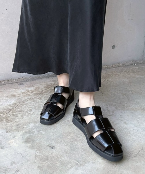DouDou(ドゥドゥ)の「Gurka sandals(サンダル・レディース・ホワイト/ブラック・M/L)」の2枚目の写真