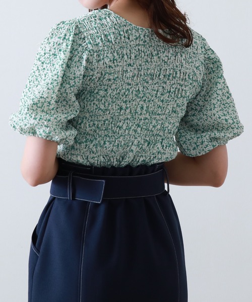 Cheek(チーク)の「デコルテ開きシャーリングブラウス(シャツ/ブラウス・レディース・グリーン/オフホワイト/イエロー/ブラック・MEDIUM)」の5枚目の写真