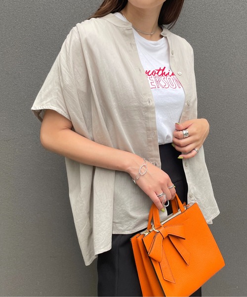 Meli rich（メリーリッチ）の「バンドカラーギャザーフレンチブラウス（シャツ/ブラウス・レディース・オフホワイト/グレイッシュベージュ/ブラック・M/L）」の3枚目の写真