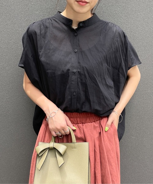 Meli rich（メリーリッチ）の「バンドカラーギャザーフレンチブラウス（シャツ/ブラウス・レディース・オフホワイト/グレイッシュベージュ/ブラック・M/L）」の2枚目の写真