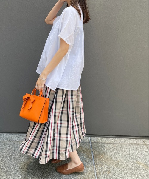 Meli rich（メリーリッチ）の「バンドカラーギャザーフレンチブラウス（シャツ/ブラウス・レディース・オフホワイト/グレイッシュベージュ/ブラック・M/L）」の6枚目の写真