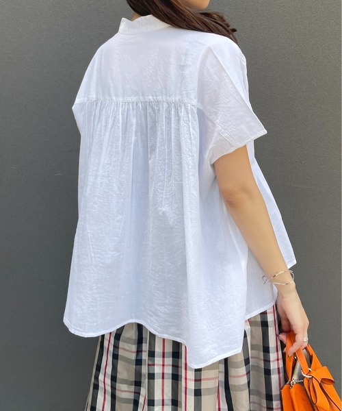 Meli rich（メリーリッチ）の「バンドカラーギャザーフレンチブラウス（シャツ/ブラウス・レディース・オフホワイト/グレイッシュベージュ/ブラック・M/L）」の4枚目の写真