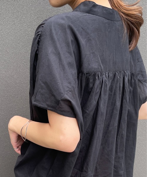 Meli rich（メリーリッチ）の「バンドカラーギャザーフレンチブラウス（シャツ/ブラウス・レディース・オフホワイト/グレイッシュベージュ/ブラック・M/L）」の7枚目の写真