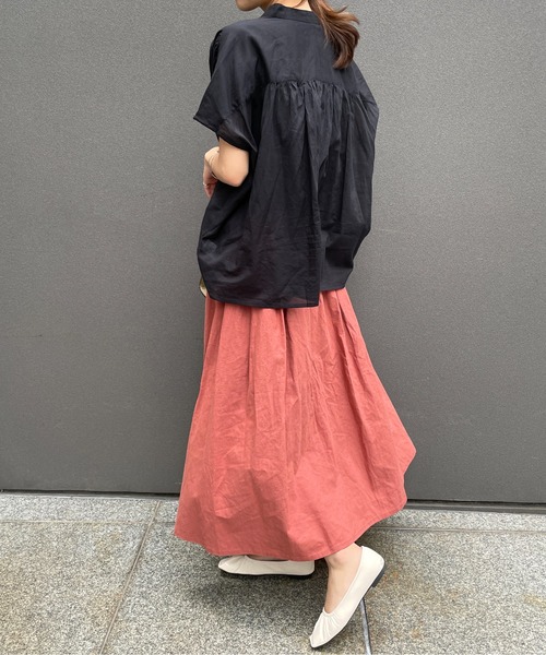 Meli rich（メリーリッチ）の「バンドカラーギャザーフレンチブラウス（シャツ/ブラウス・レディース・オフホワイト/グレイッシュベージュ/ブラック・M/L）」の11枚目の写真