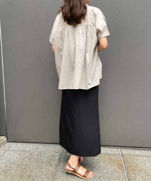 Meli rich（メリーリッチ）の「バンドカラーギャザーフレンチブラウス（シャツ/ブラウス・レディース・オフホワイト/グレイッシュベージュ/ブラック・M/L）」の5枚目の写真