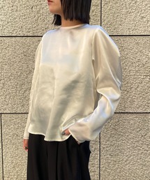 パフスリーブサテンブラウス