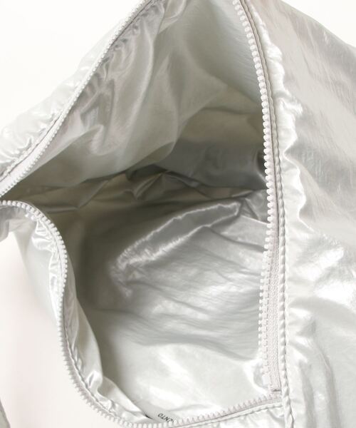 AMOMENTO(アモーメント)の「【AMOMENTO】SILVER FOIL SHOULDER BAG(ハンドバッグ・レディース・シルバー・FREE)」の4枚目の写真