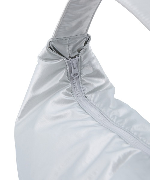 AMOMENTO(アモーメント)の「【AMOMENTO】SILVER FOIL SHOULDER BAG(ハンドバッグ・レディース・シルバー・FREE)」の9枚目の写真