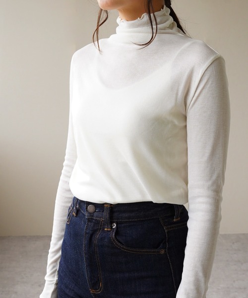 IAMUSE（アイアミューズ）の「【IAMUSE】シアーフライスシームレスタートルプルオーバー S0726（その他トップス・レディース・ブラック/グレイッシュベージュ/オフホワイト/ライトグレー・FREE）」の7枚目の写真