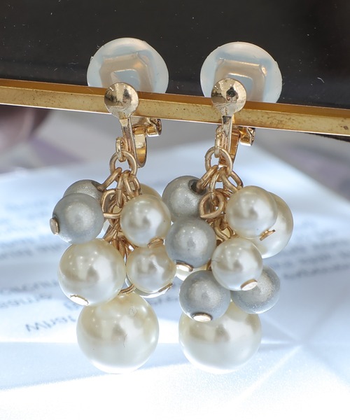 PourVous（プールヴー）の「メタリックグレープイヤリング 結婚式 同窓会 オケージョン お呼ばれ（イヤリング・レディース・ゴールド/アイボリー・FREE）」の2枚目の写真